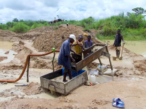 Gruppe von Männern auf der Suche nach Diamanten in den handwerklichen Minen in Sierra Leone.