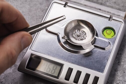 specialist-measures-the-weight-of-gems-on-a-jewelry-scale