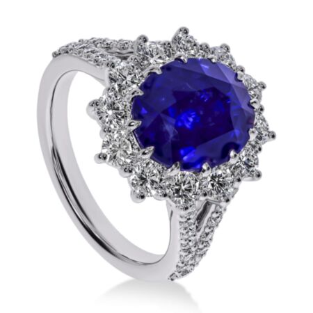 SIGNA Halo-Ring aus Gold, Blauer Kissen-Saphir 5,50 ct mit Akzent-Diamanten
